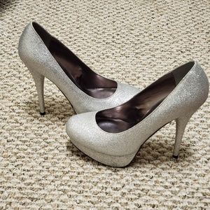 5/$30 Bakers Victoria G Glitter 5" Heels size 8.5